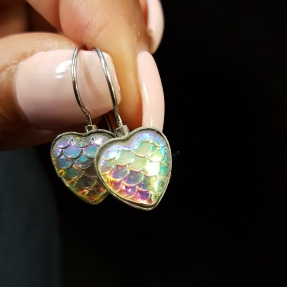 NEW iridescent mermaid scale drop earrings - Picture 4 of 7